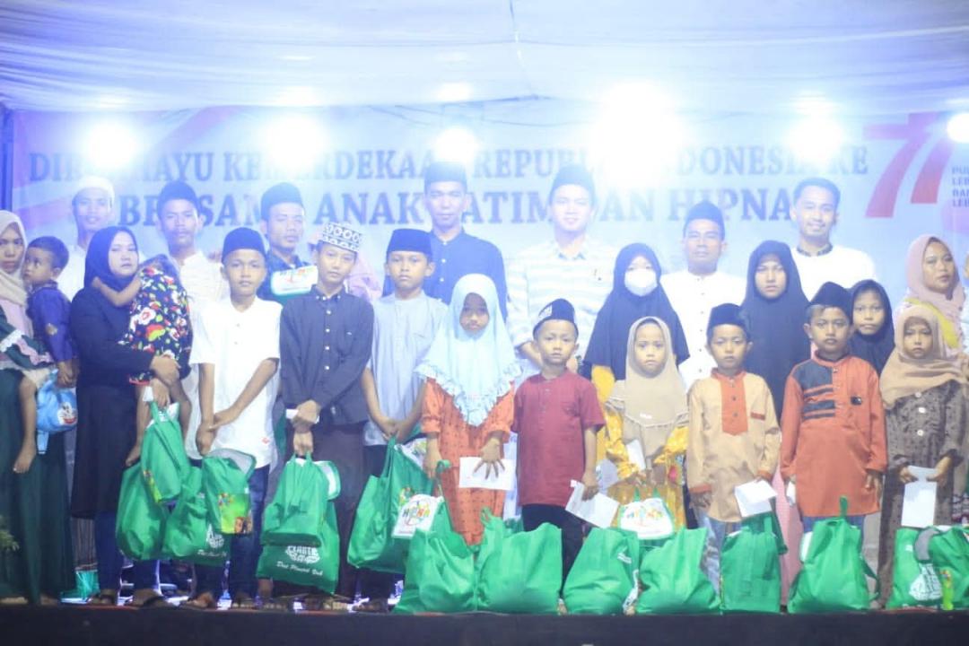 Group photo at an Indonesian Independence celebration with orphans