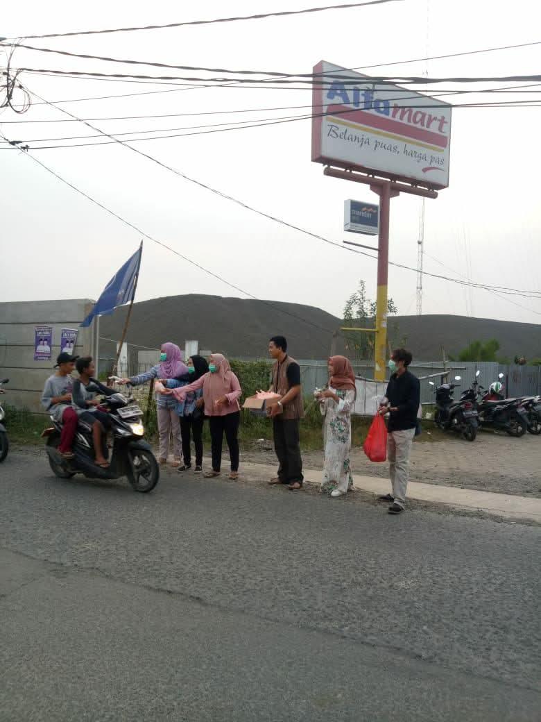 Members distributing food parcels on the street